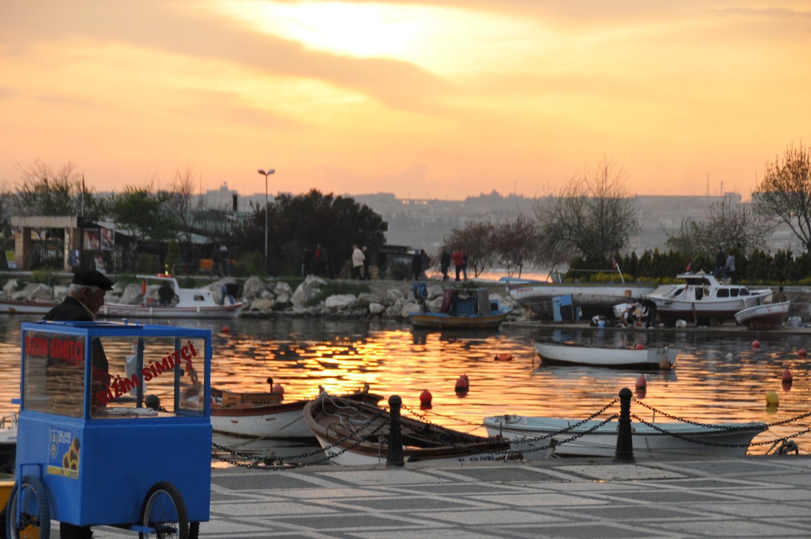 Silivri sahilinde gün batımı, tekneler ve simit arabası